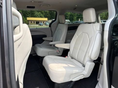 Used 2017 Chrysler Pacifica Touring-L FWD image 19