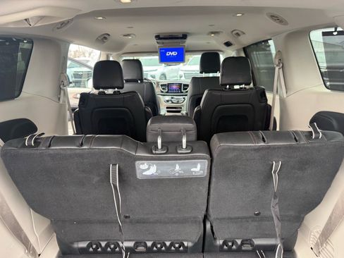 Used 2017 Chrysler Pacifica Touring-L image 12