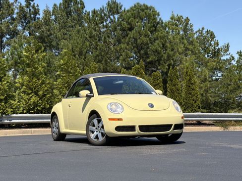 Used 2006 Volkswagen Beetle Convertible w/ Package 1 FWD image 2
