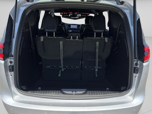 Used 2026 Chrysler Pacifica Select image 14