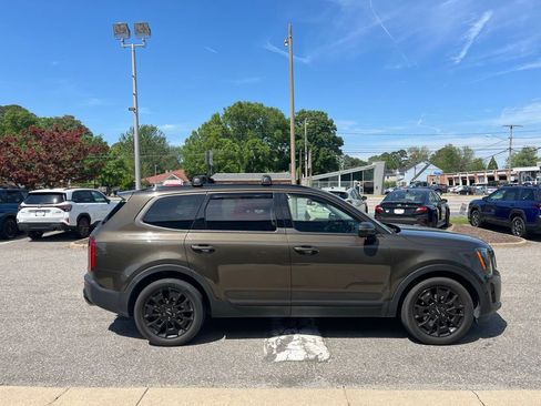 Used 2022 Kia Telluride EX w/ EX Premium Package image 3