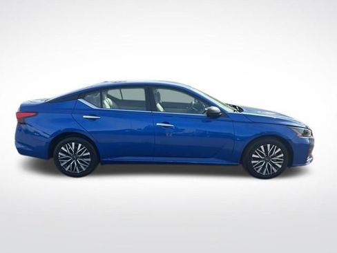 Used 2025 Nissan Altima 2.5 SV FWD image 6