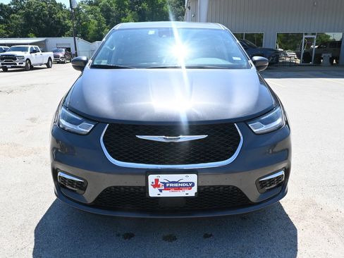Used 2023 Chrysler Pacifica Touring-L FWD image 5