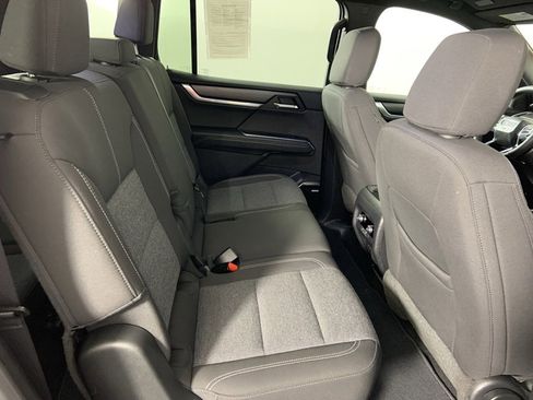 Used 2025 GMC Acadia Elevation image 16