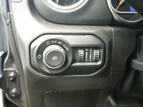 Used 2019 Jeep Wrangler Unlimited Sahara w/ Uconnect 4C Nav & Sound Group image 28