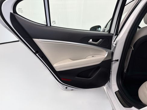 Used 2025 Genesis G70 2.5T RWD image 27