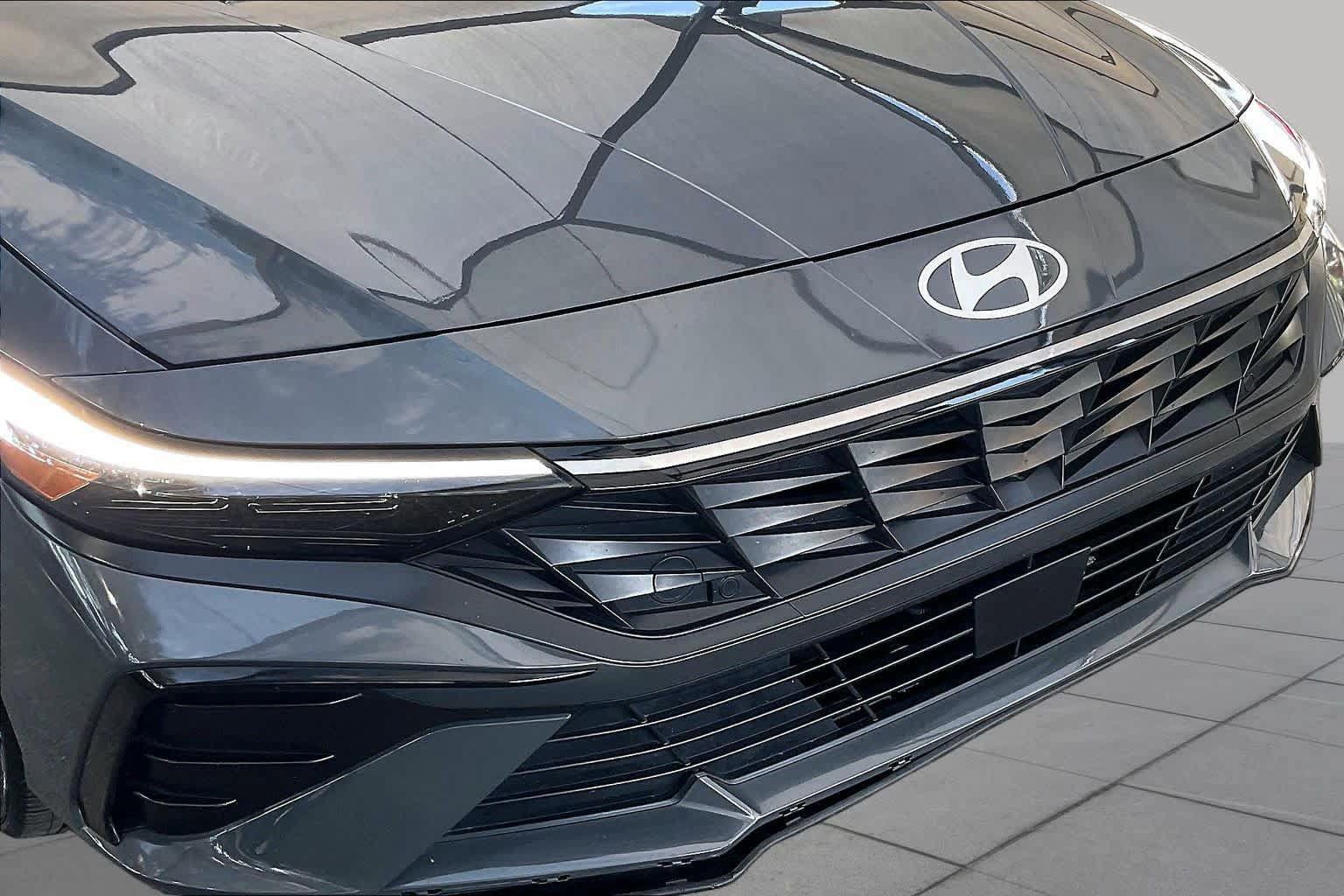 Certified 2025 Hyundai Elantra SEL FWD image 30