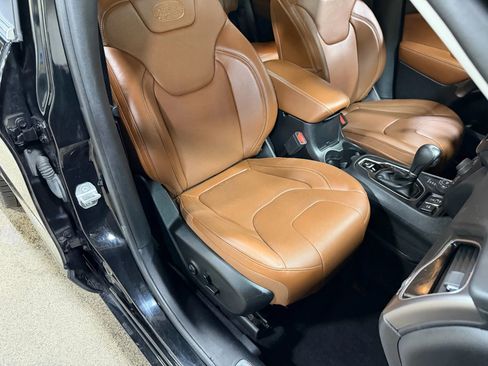 Used 2019 Jeep Cherokee Overland w/ Technology Group image 41