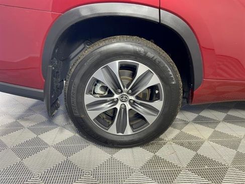 Certified 2024 Toyota Highlander XLE image 12