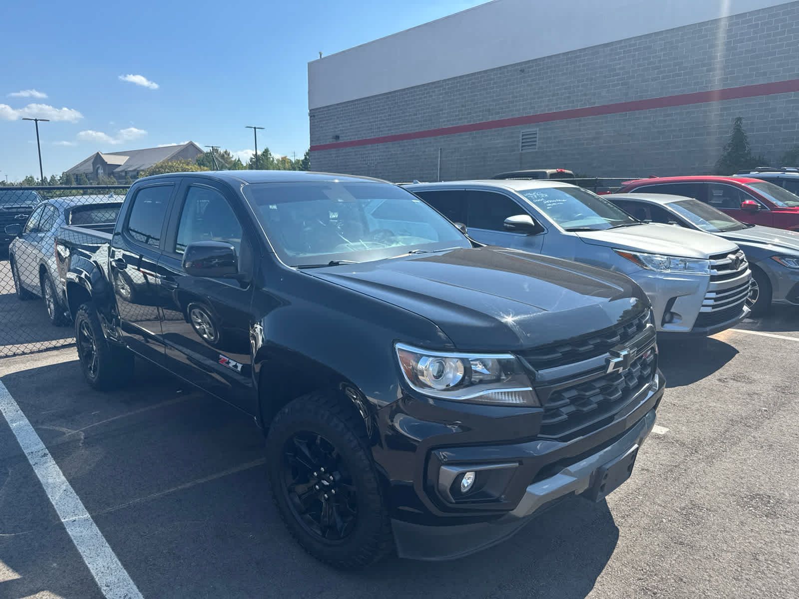 Used 2022 Chevrolet Colorado Z71 w/ Z71 Midnight Edition AWD/4WD image 2