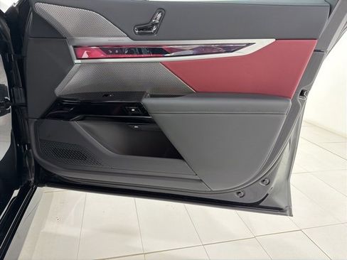 Used 2025 BMW 740i xDrive w/ Premium Package image 19