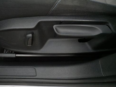 Used 2016 Volkswagen e-Golf SE w/ DC Fast Charging Package FWD image 20