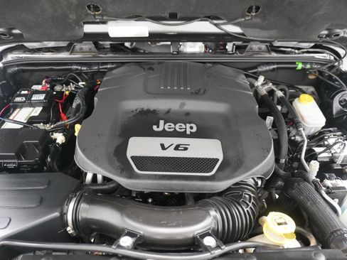 Used 2017 Jeep Wrangler Unlimited Rubicon w/ Connectivity Group image 29