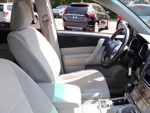 Used 2013 Toyota Highlander Plus AWD/4WD image 11