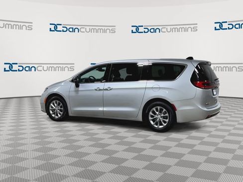 New 2026 Chrysler Pacifica Limited FWD image 7
