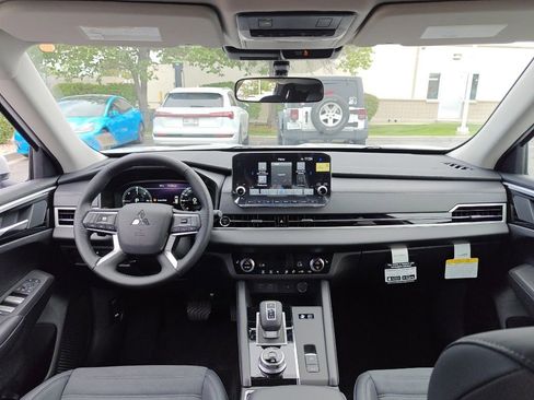 New 2025 Mitsubishi Outlander SE image 22
