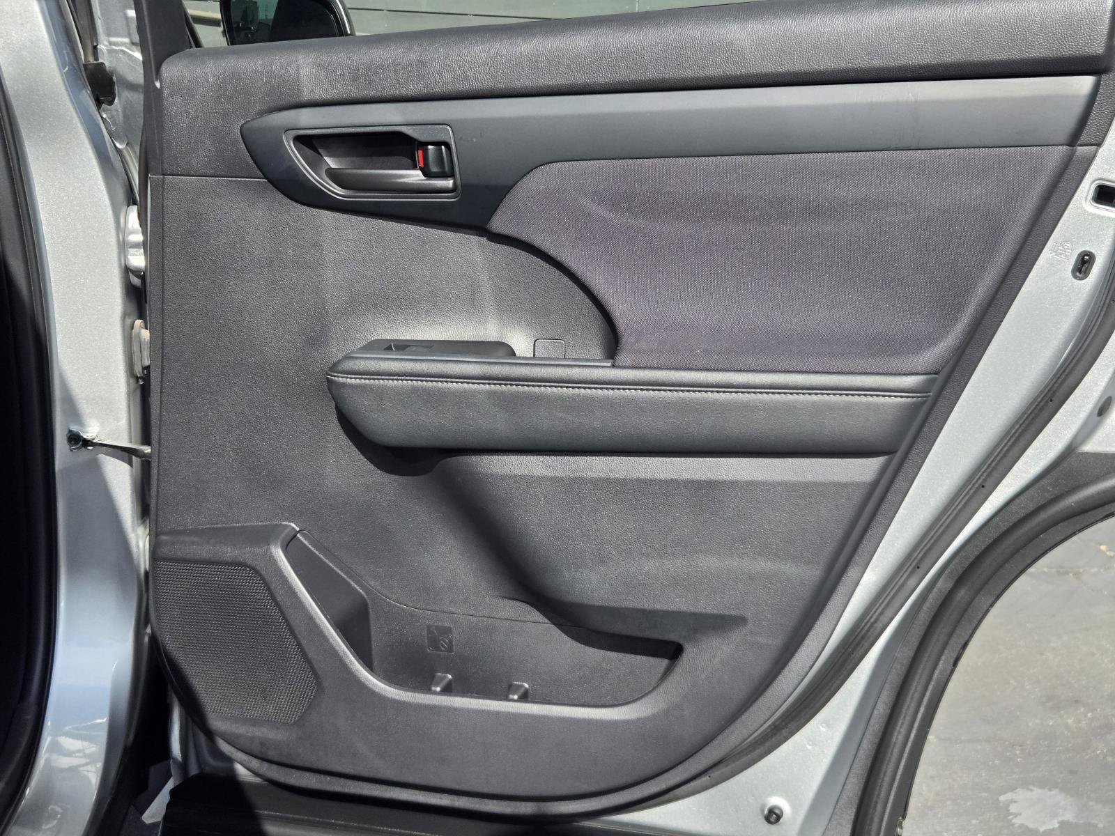 Used 2024 Toyota Highlander LE FWD image 32