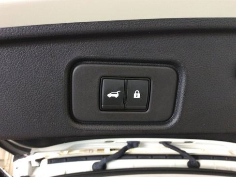 Used 2024 Nissan Pathfinder SL w/ Black Appearance Package image 6