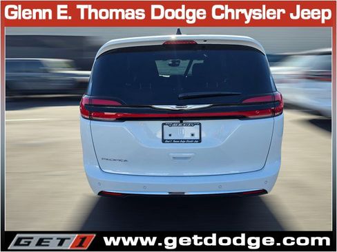 New 2026 Chrysler Pacifica Select image 5