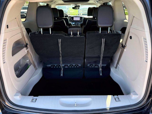 Certified 2024 Chrysler Pacifica Limited FWD image 12