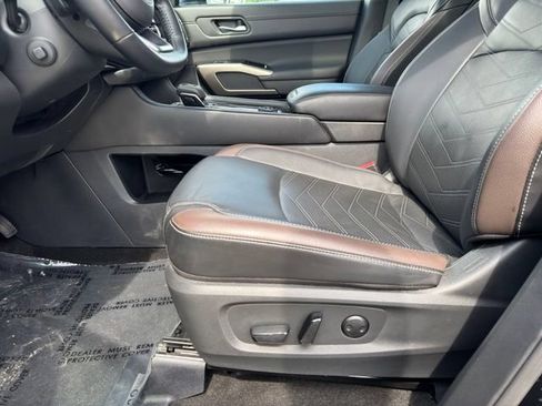 Used 2025 Nissan Pathfinder Platinum AWD/4WD image 5