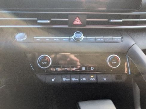 Used 2025 Hyundai Elantra SEL image 24