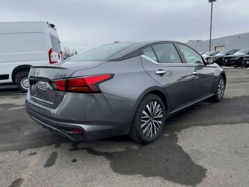 Used 2024 Nissan Altima 2.5 SV image 8