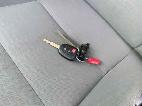 Used 2019 Toyota Tacoma SR AWD/4WD image 14