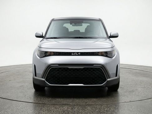 Used 2025 Kia Soul LX w/ LX Technology Package FWD image 2
