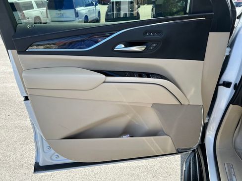 Used 2021 Cadillac Escalade ESV Premium Luxury AWD/4WD image 14