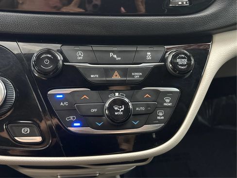 Used 2019 Chrysler Pacifica Touring-L FWD image 35