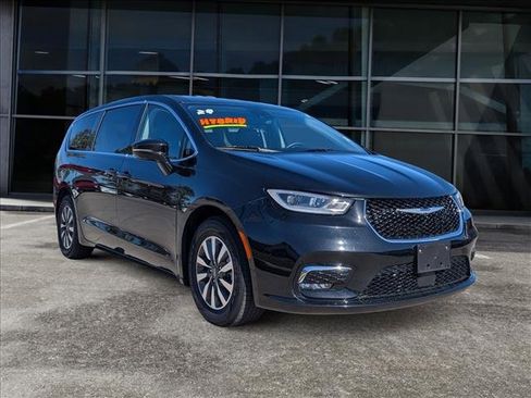 Used 2024 Chrysler Pacifica Select image 2