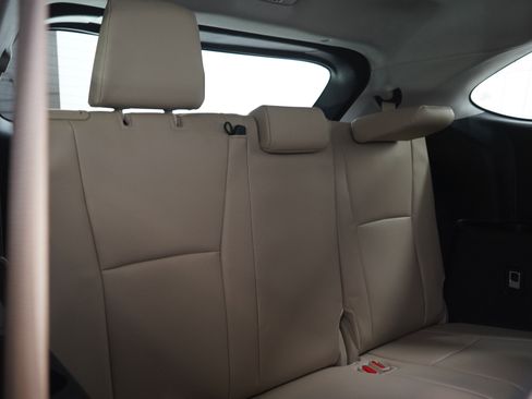 Used 2025 Toyota Highlander XLE AWD/4WD image 13