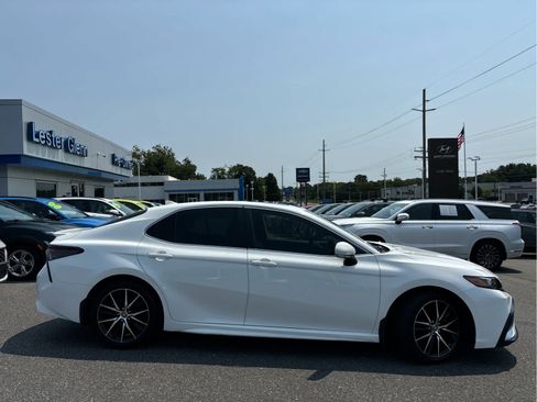Used 2022 Toyota Camry SE w/ Cold Weather Package FWD image 2