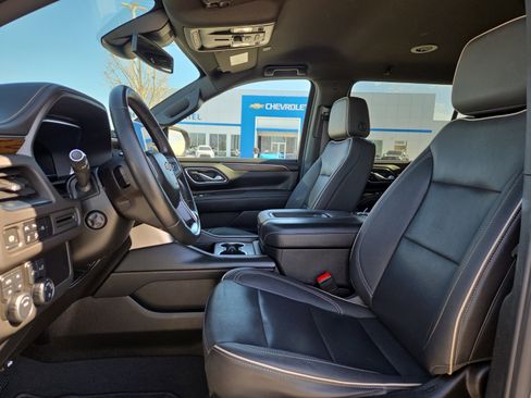 Used 2023 Chevrolet Suburban Premier image 15