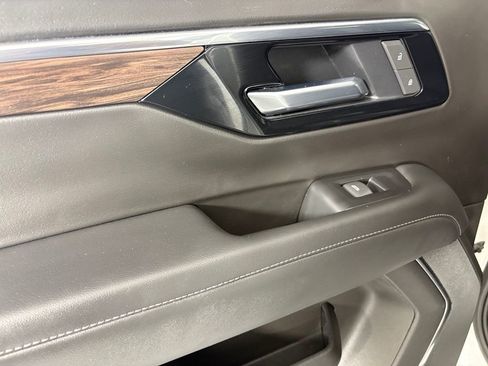 Used 2025 Chevrolet Suburban Z71 AWD/4WD image 36