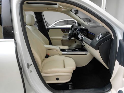 Used 2023 Mercedes-Benz GLB 250 w/ Premium Package image 33