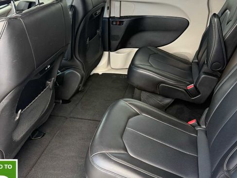 Certified 2024 Chrysler Pacifica Touring-L image 19