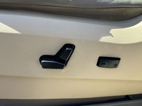 Used 2015 Chrysler Town & Country Limited Platinum FWD image 13