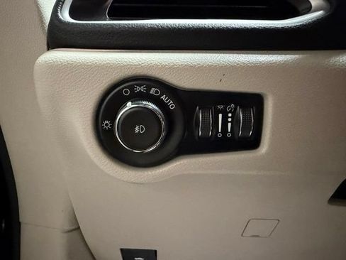 Used 2023 Chrysler Pacifica Touring-L FWD image 41