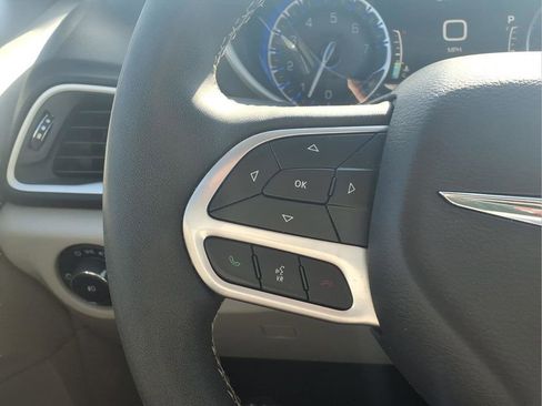 Used 2024 Chrysler Pacifica Touring-L image 15