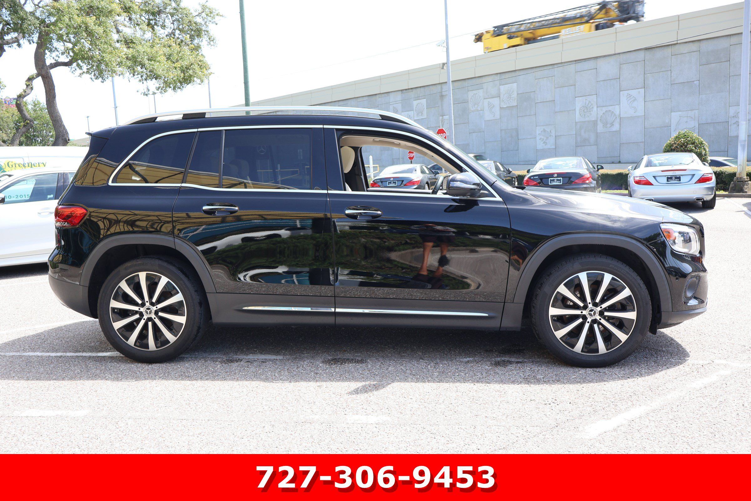 Used 2023 Mercedes-Benz GLB 250 4MATIC w/ Premium Package image 11