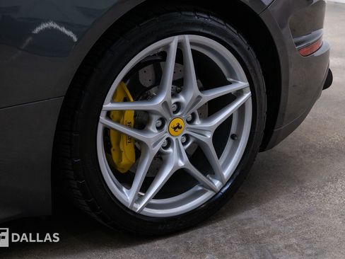 Used 2017 Ferrari California T RWD image 5