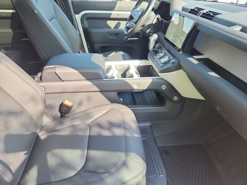 Used 2025 Land Rover Defender 110 S image 3