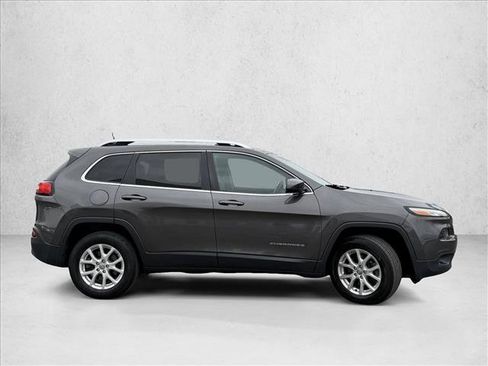 Used 2017 Jeep Cherokee Latitude w/ Cold Weather Group image 4