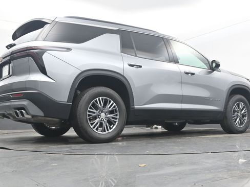 Used 2025 Chevrolet Traverse LT image 29