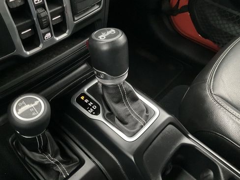 Used 2018 Jeep Wrangler Unlimited Sahara image 11