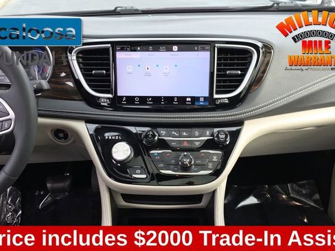 Used 2022 Chrysler Pacifica Limited image 27