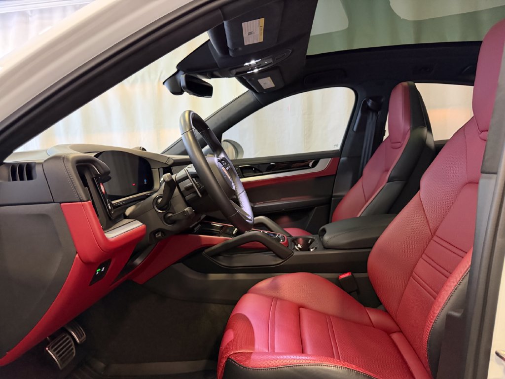 Used 2025 Porsche Cayenne GTS AWD/4WD image 5