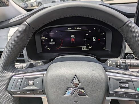 New 2025 Mitsubishi Outlander SE image 30